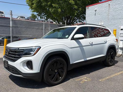 Pure White 2024 Volkswagen Atlas 2.0T SE w/Technology 4MOTION