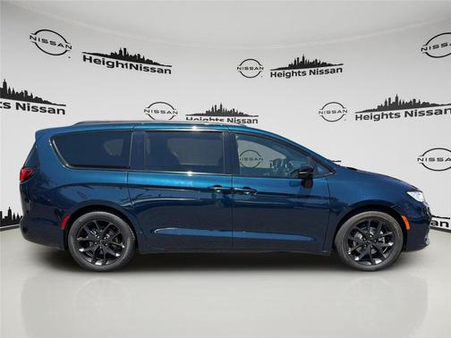 Fathom Blue Pearlcoat 2025 Chrysler Pacifica Limited