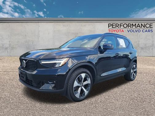 2023 Volvo XC40 B5 Plus Dark Theme