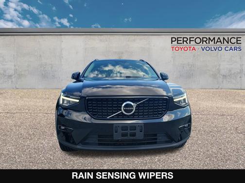 2023 Volvo XC40 B5 Plus Dark Theme