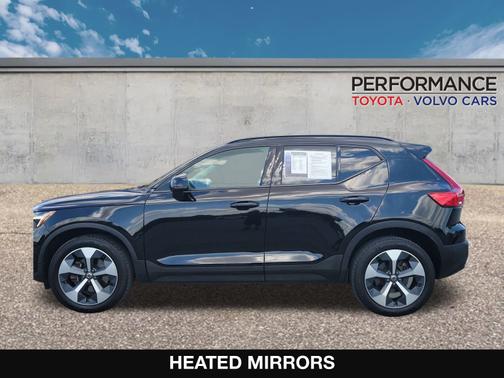 2023 Volvo XC40 B5 Plus Dark Theme