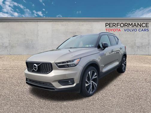 2022 Volvo XC40 R-Design