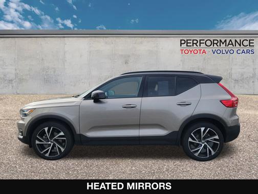 2022 Volvo XC40 R-Design