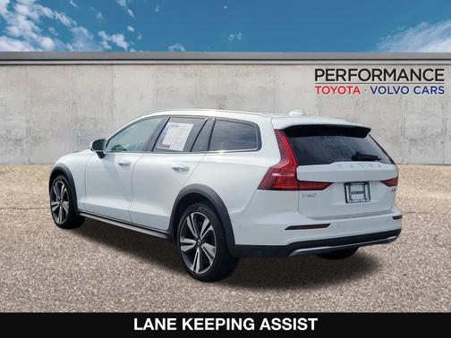 2025 Volvo V60 Cross Country B5 Plus