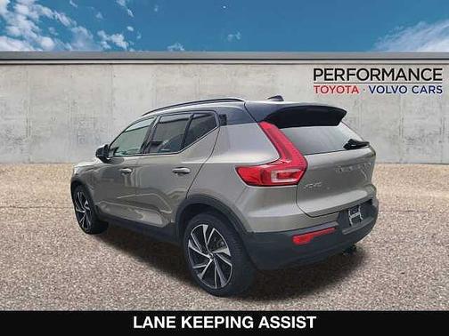 2022 Volvo XC40 R-Design
