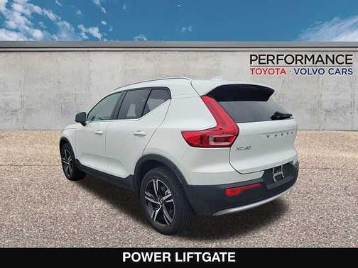 2025 Volvo XC40 Core