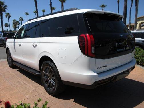 Star White Metallic Tri-Coat 2026 Ford Expedition Max Platinum