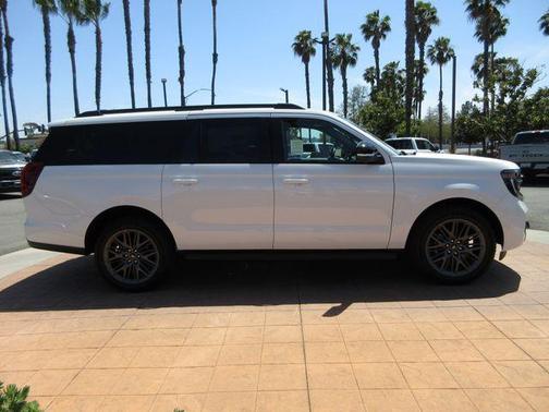 Star White Metallic Tri-Coat 2026 Ford Expedition Max Platinum