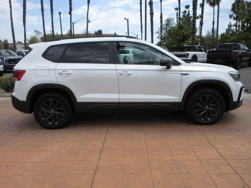 Pure White 2022 Volkswagen Taos 1.5T S