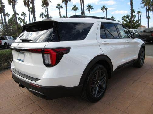 Star White Metallic Tri-Coat 2026 Ford Explorer ST-Line