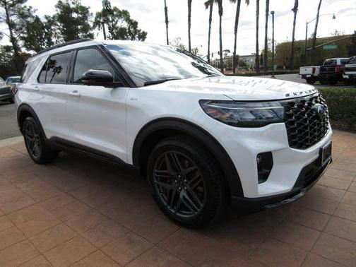 Star White Metallic Tri-Coat 2026 Ford Explorer ST-Line