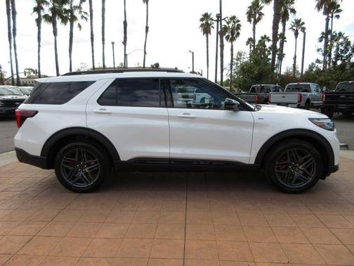 Star White Metallic Tri-Coat 2026 Ford Explorer ST-Line
