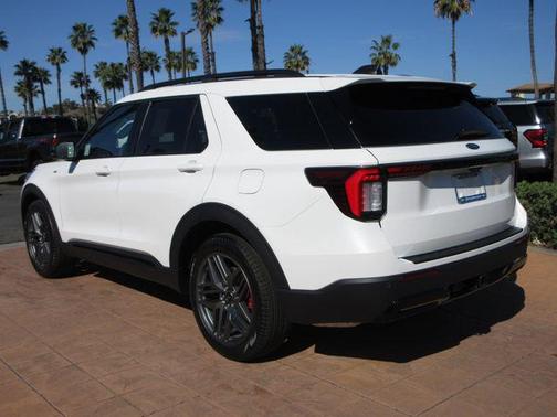 Star White Metallic Tri-Coat 2026 Ford Explorer ST-Line
