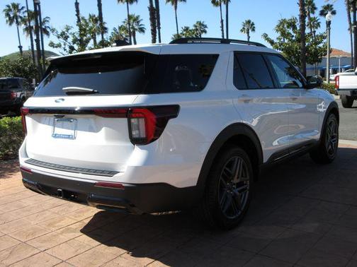 Star White Metallic Tri-Coat 2026 Ford Explorer ST-Line