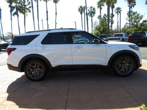 Star White Metallic Tri-Coat 2026 Ford Explorer ST-Line