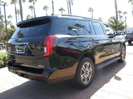 Agate Black Metallic 2025 Ford Expedition Max Active 4x2