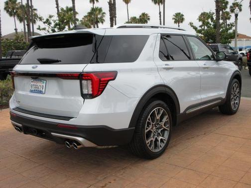 Space White Metallic 2025 Ford Explorer Platinum