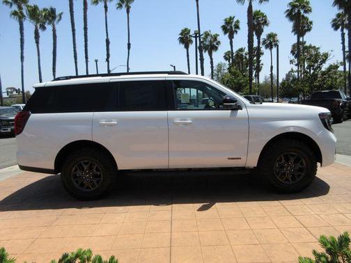 Star White Metallic Tri-Coat 2026 Ford Expedition Tremor