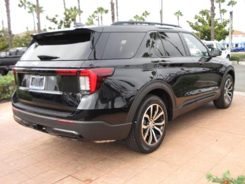 Agate Black Metallic 2026 Ford Explorer ST-Line