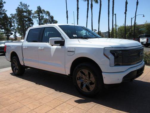 Oxford White 2023 Ford F-150 Lightning LARIAT