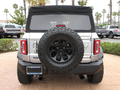 Iconic Silver Metallic 2023 Ford Bronco Outer Banks