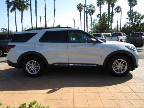 Space White Metallic 2025 Ford Explorer Active