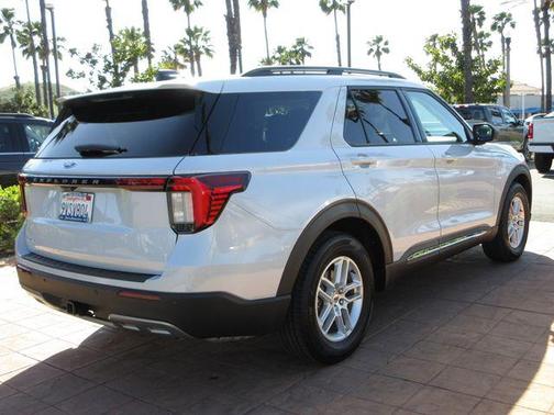 Space White Metallic 2025 Ford Explorer Active