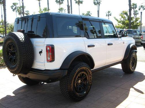 Oxford White 2025 Ford Bronco Badlands