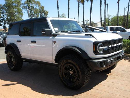 Oxford White 2025 Ford Bronco Badlands