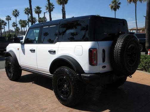 Oxford White 2025 Ford Bronco Badlands