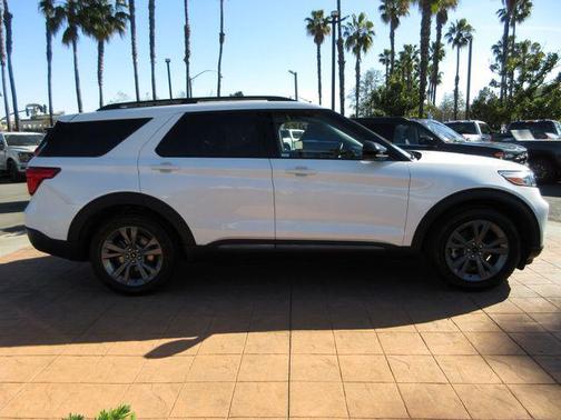 Star White Metallic Tri-Coat 2022 Ford Explorer XLT
