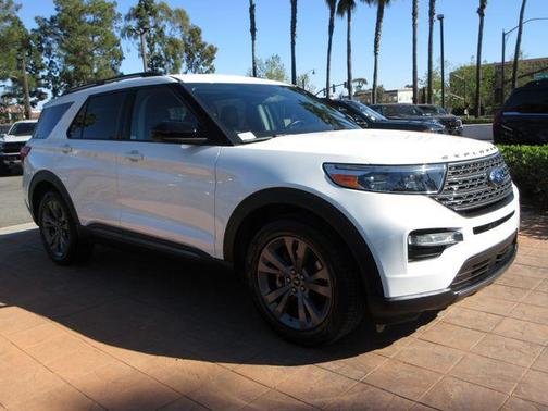 Star White Metallic Tri-Coat 2022 Ford Explorer XLT