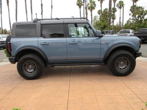 Azure Gray Metallic Tri-Coat 2024 Ford Bronco Outer Banks