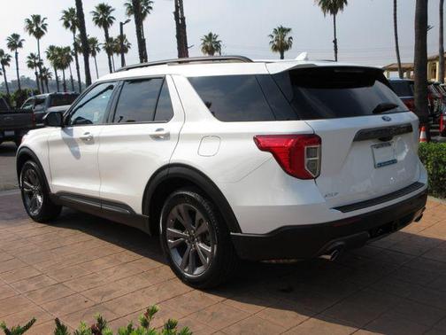 Star White Metallic Tri-Coat 2023 Ford Explorer XLT