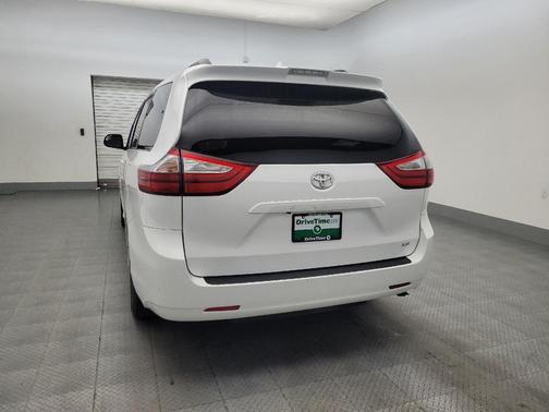 Super White 2018 Toyota Sienna LE