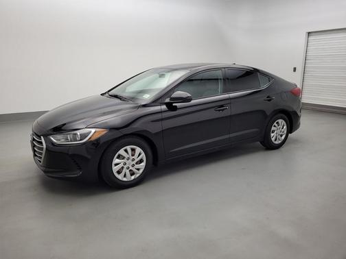 Photo 2 of 32 of 2017 Hyundai Elantra SE