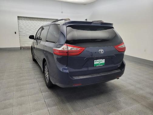 2018 Toyota Sienna XLE