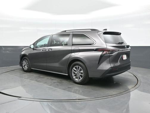 2024 Toyota Sienna XLE 8 Passenger