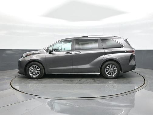 2024 Toyota Sienna XLE 8 Passenger