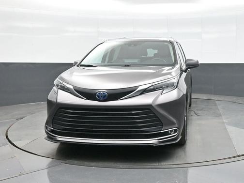 2024 Toyota Sienna XLE 8 Passenger