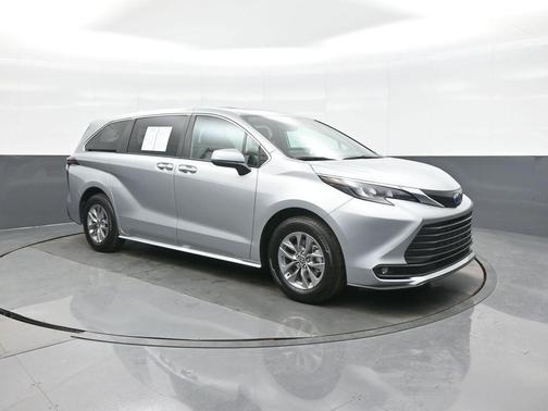 2025 Toyota Sienna XLE