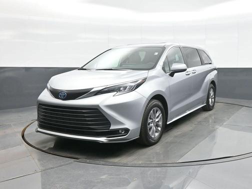 2025 Toyota Sienna XLE