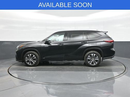 Midnight Black Metallic 2020 Toyota Highlander Hybrid XLE
