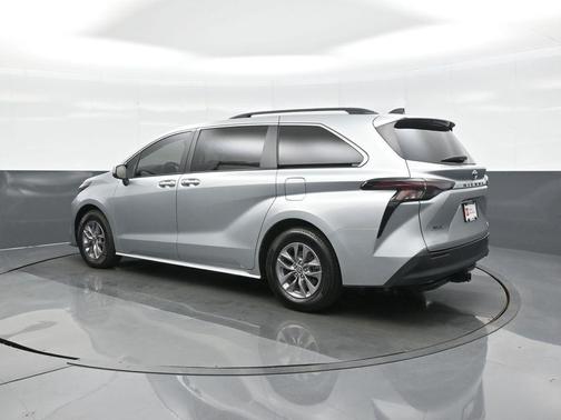 2023 Toyota Sienna LE