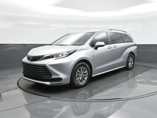 2023 Toyota Sienna LE
