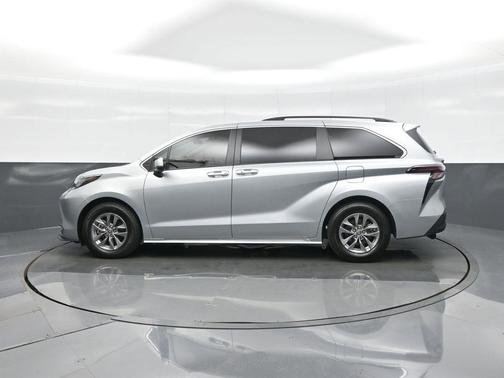2023 Toyota Sienna LE