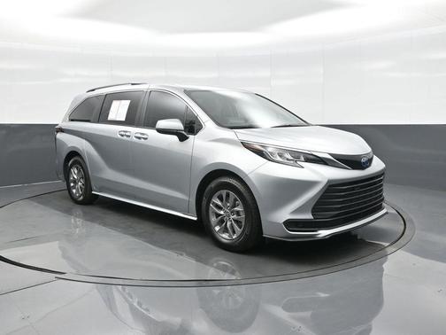 2023 Toyota Sienna LE