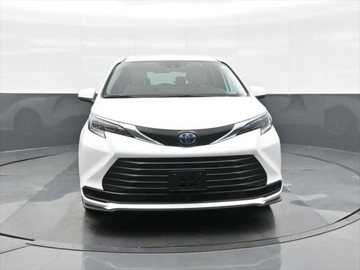 2025 Toyota Sienna LE