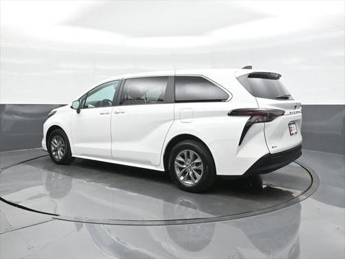 2025 Toyota Sienna LE