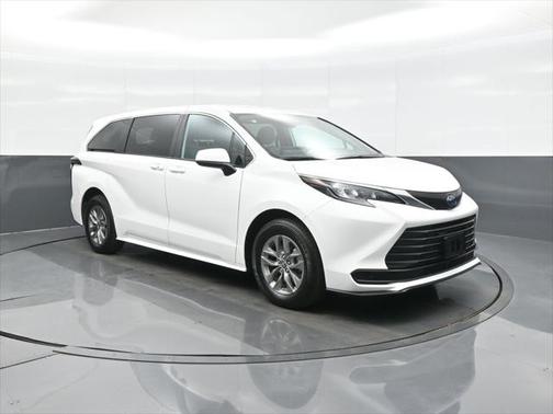 2025 Toyota Sienna LE